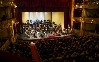 A sala llena, la Orquesta Sinfónica Provincial de Santa Fe engalanó la víspera del 25 de Mayo
