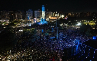 20 de Junio histórico: al pie del Monumento renovado por la Provincia, más de 350.000 personas celebraron el Día de la Bandera