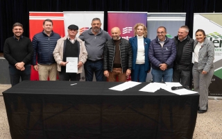 Puccini encabezó una gira por Coronda y San Javier con anuncios productivos y acuerdos estratégicos