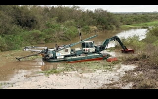 Provincia y Municipalidad de Coronda limpian canales clave para reforzar los drenajes ante El Niño