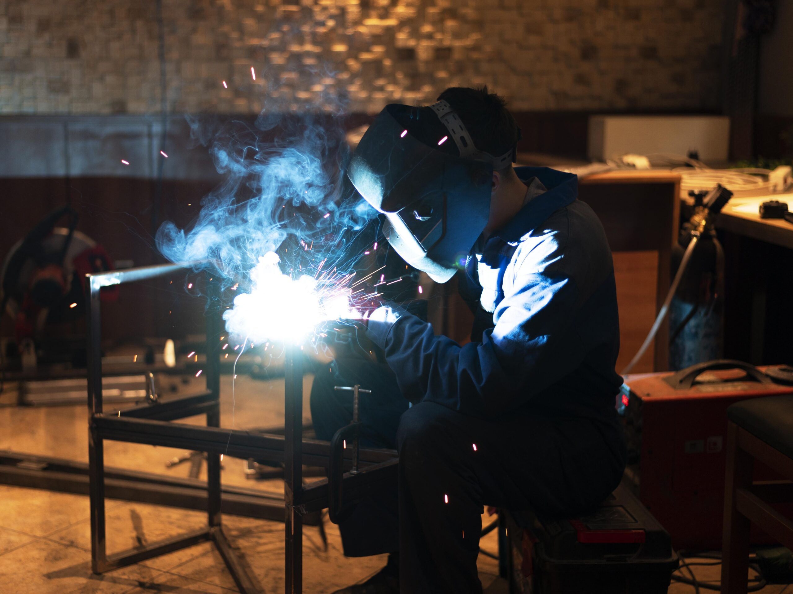 man-with-mask-welding-metal-atelier