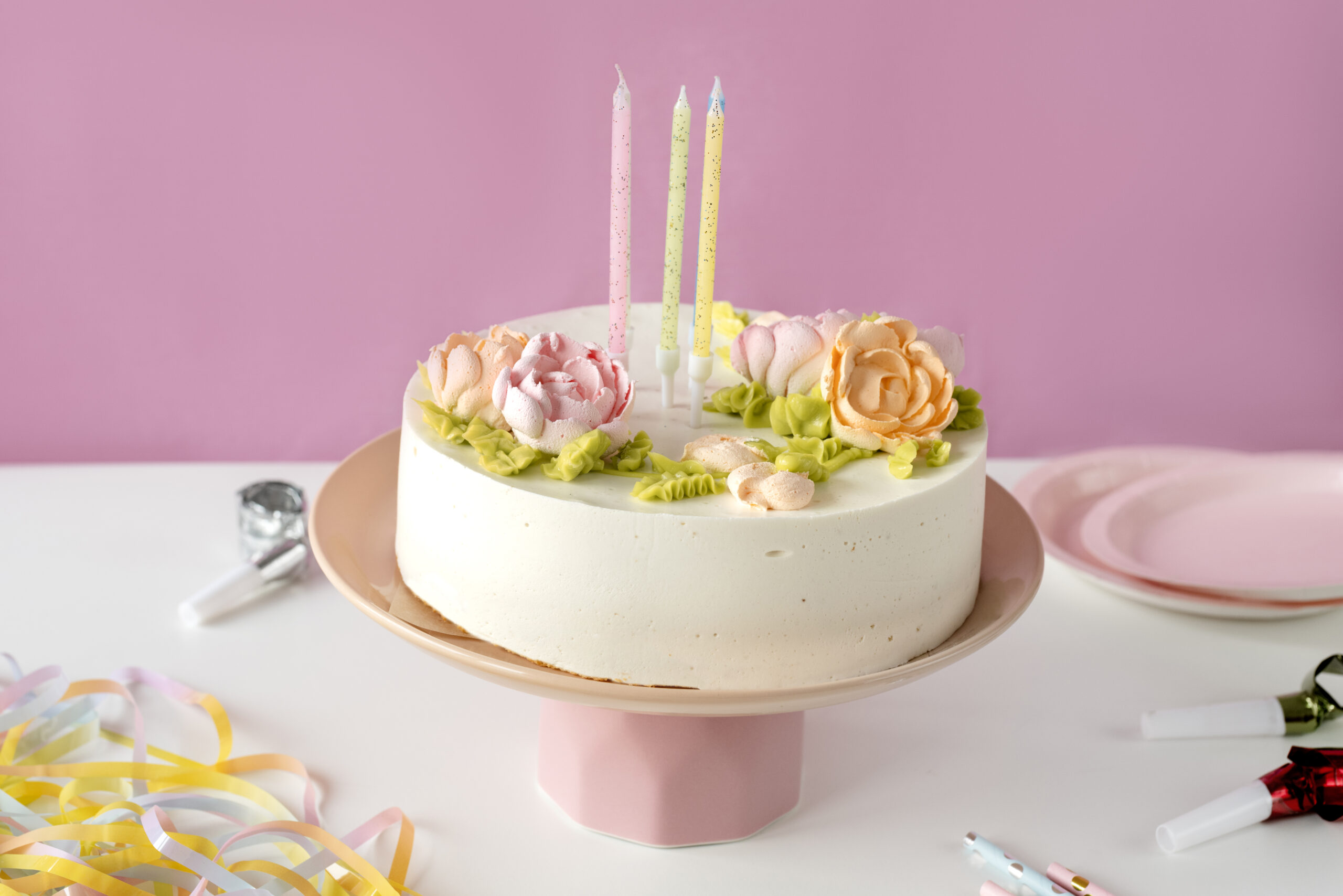 table-arrangement-birthday-event-with-cake-candles