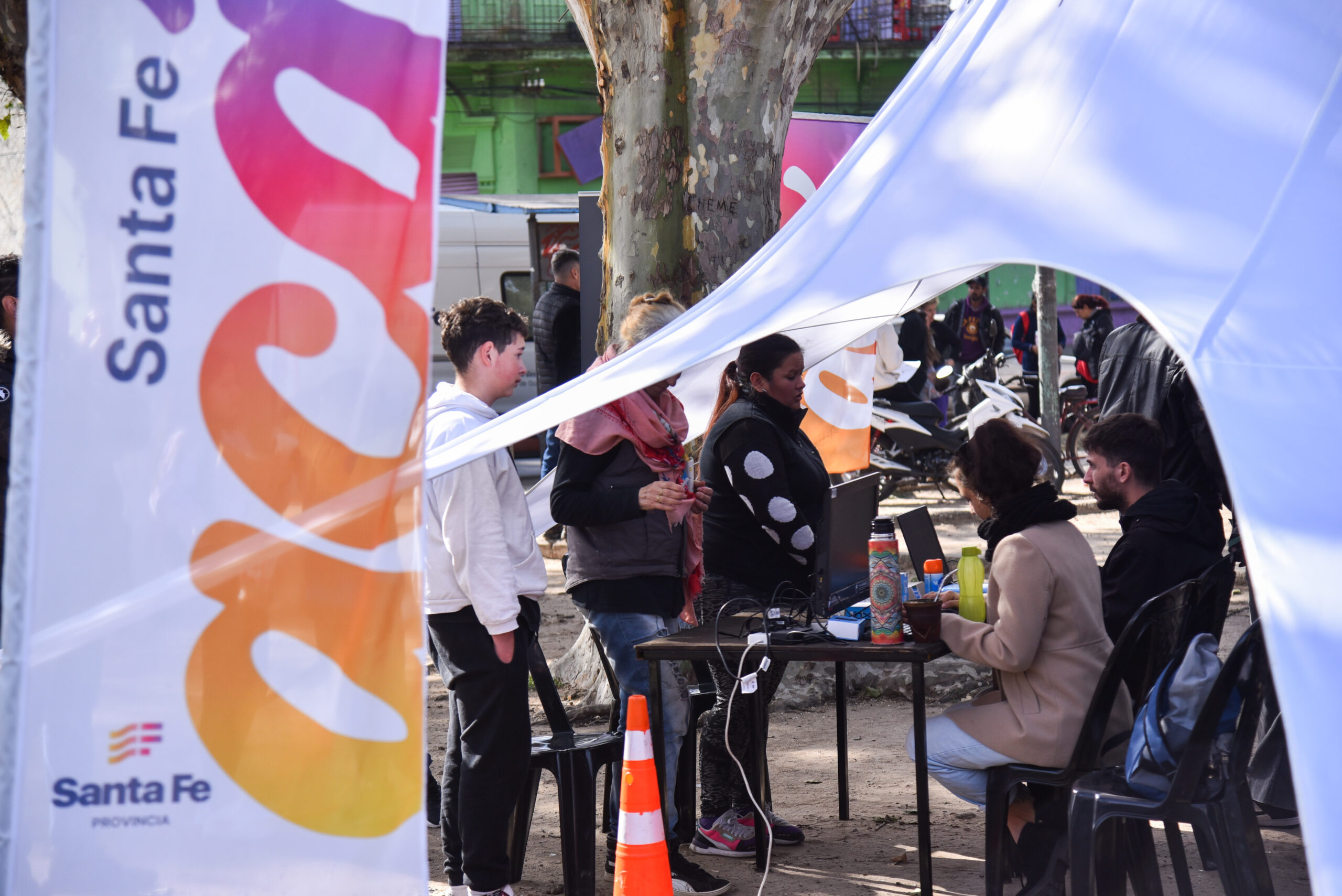 “Santa Fe Acá”, el operativo territorial se instala en Bº Las Flores II para realizar trámites y reclamos