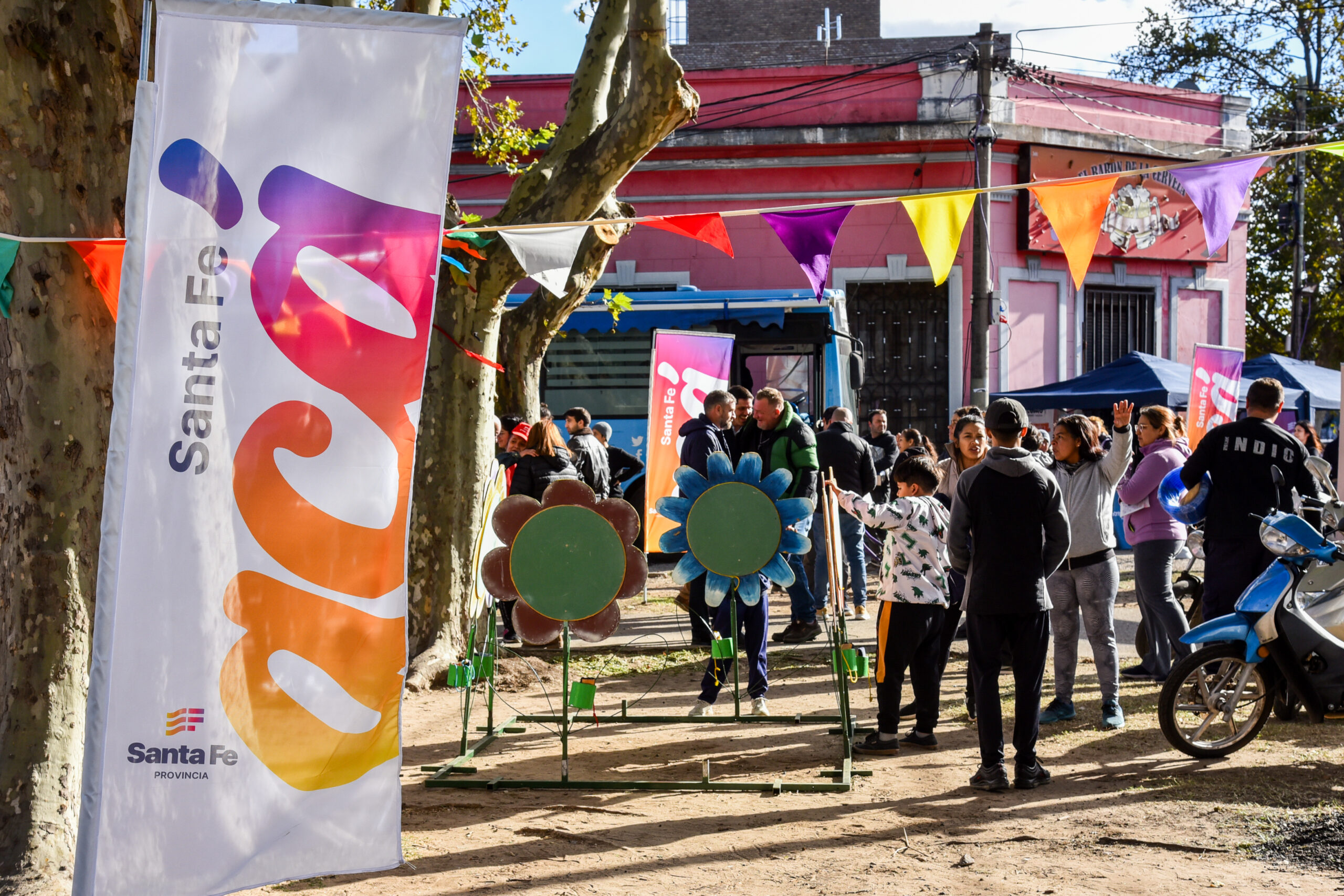 “Santa Fe Acá” llega a la Plaza España para brindar acceso fácil a servicios y políticas públicas