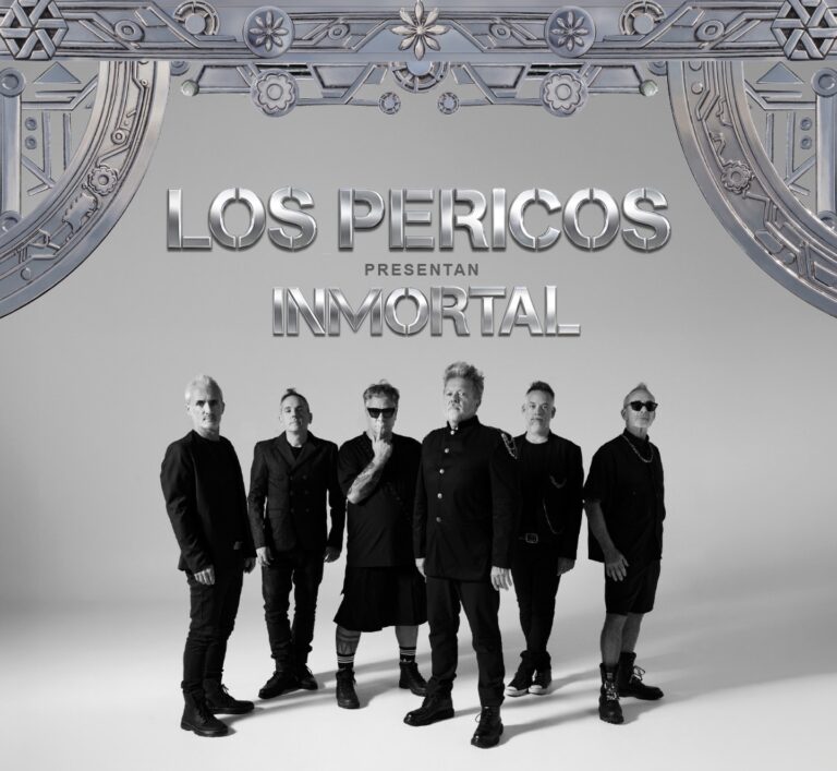 Afiche publicitario del concierto de Los Pericos en Rosario. La imagen central muestra una fotografía en blanco y negro de los seis músicos vestidos de negro. En la parte superior, el texto en letras metálicas dice: LOS PERICOS presentan INMORTAL. Abajo se detallan los datos del show: 17.OCT - METROPOLITANO (Lotus Club). ENTRADAS EN TURBOENTRADA.COM. Todo el diseño está rodeado por un marco gris con relieves ornamentales e incluye los logos de los organizadores en el borde inferior.