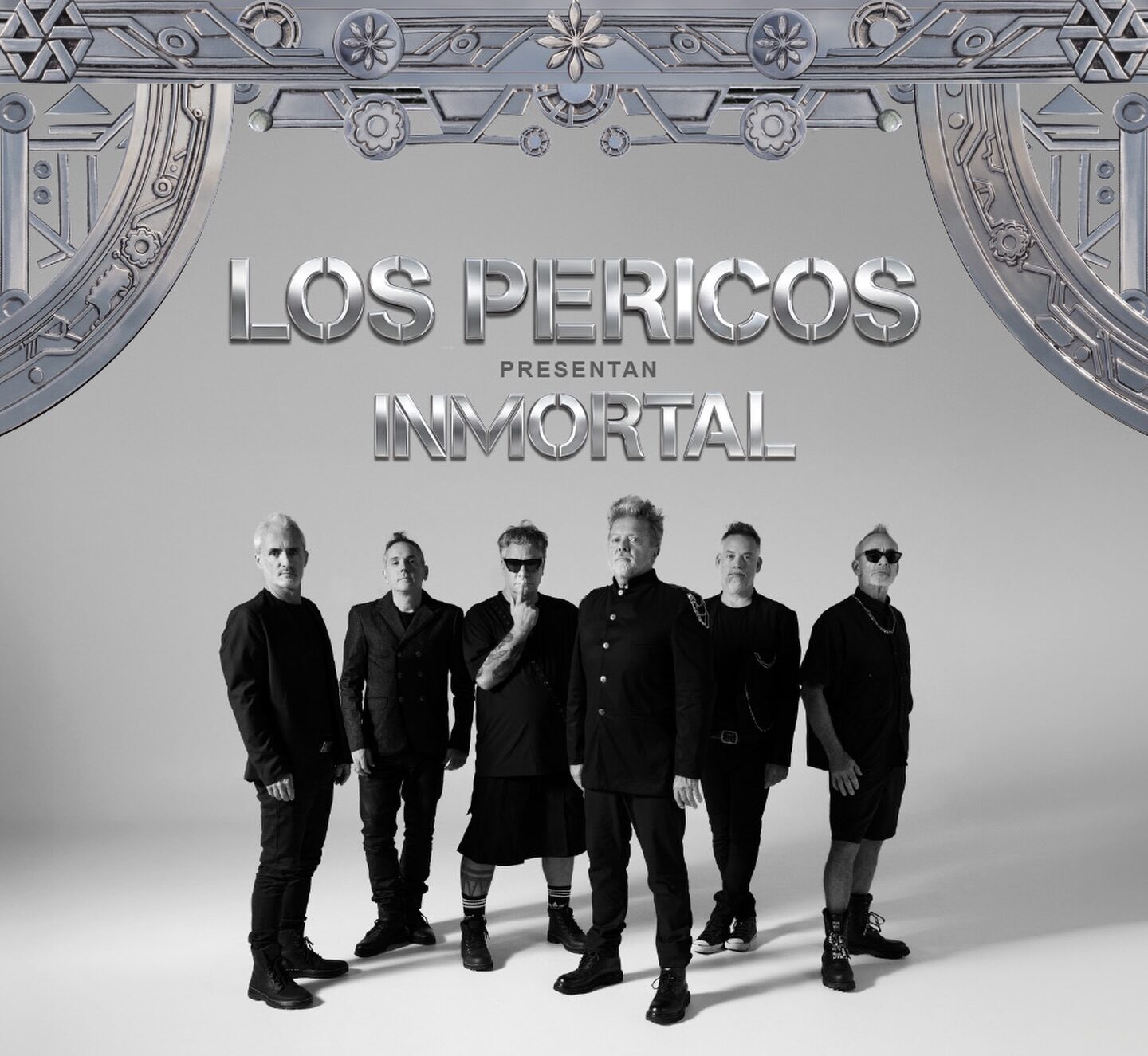 Afiche publicitario del concierto de Los Pericos en Rosario. La imagen central muestra una fotografía en blanco y negro de los seis músicos vestidos de negro. En la parte superior, el texto en letras metálicas dice: "LOS PERICOS presentan INMORTAL". Abajo se detallan los datos del show: "17.OCT - METROPOLITANO (Lotus Club). ENTRADAS EN TURBOENTRADA.COM". Todo el diseño está rodeado por un marco gris con relieves ornamentales e incluye los logos de los organizadores en el borde inferior.