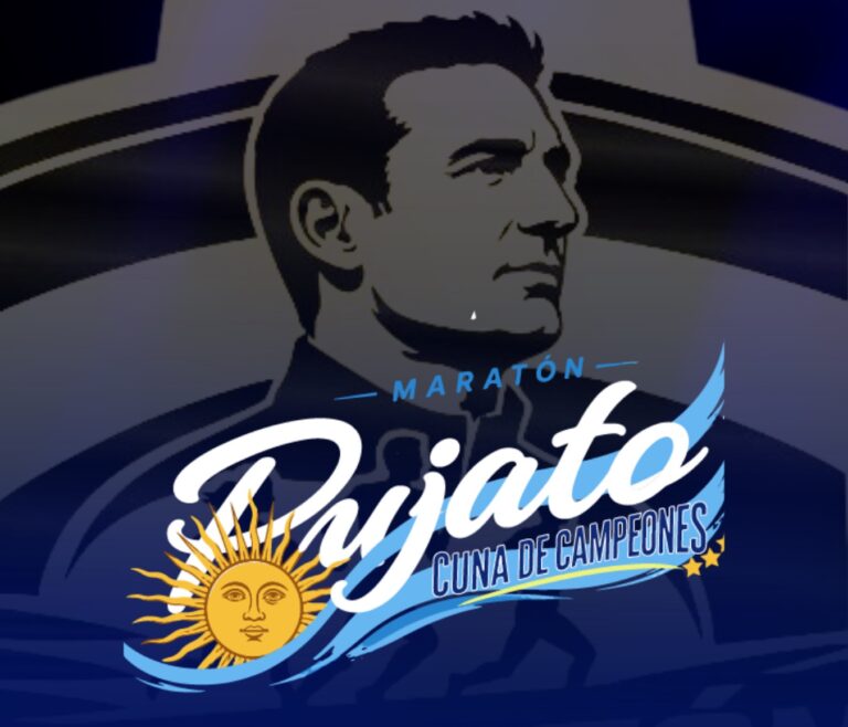 Afiche publicitario de la Maratón Pujato - Cuna de Campeones. En la parte superior se observa una ilustración del perfil de Lionel Scaloni sobre un fondo azul con un sol de Mayo argentino. En el centro destaca el título principal en letras cursivas blancas y abajo se indica el estado del registro: Próximamente inscripciones - cronorav.com.ar. En la base se detallan las tres modalidades de la carrera: 8K Run, 4K Run y Caminata.