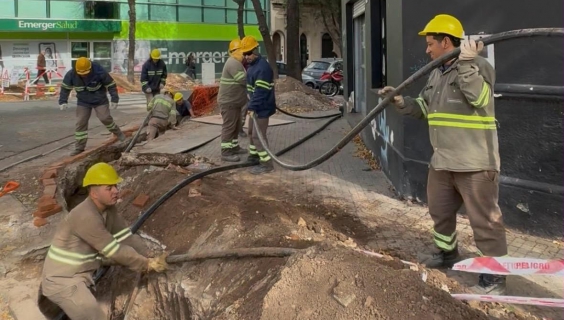 Obras que no se ven: EPE recambió más de 120 kilómetros de cables de baja tensión y reparó 1000 veredas en Rosario