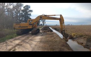 Después de 20 años, la Provincia licitó la compra de 8 máquinas para mantenimiento de canales y obras de drenaje