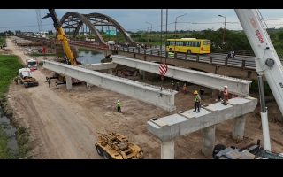 Puente Santa Fe-Santo Tomé: comenzó la colocación de las vigas longitudinales