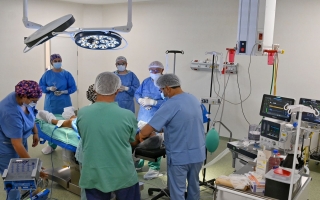 Mientras se trasladaban pacientes, el Hospital Jaime Ferré realizó su primera cirugía y activó todos sus servicios