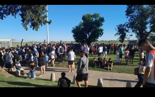 Messi en el Aeropuerto Internacional de Sauce Viejo: más de mil personas recibieron al GOAT sin inconvenientes