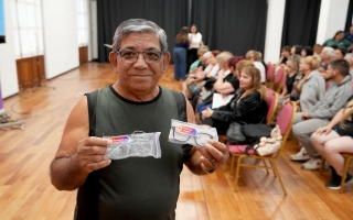 Provincia entregó a jubilados marcos de lentes decomisados al delito