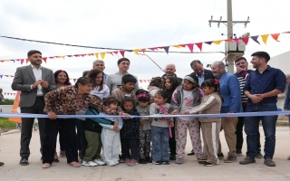 Hace un año una escuela, ahora pavimento: Pullaro inauguró otra obra clave en Monte Vera