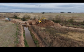 Para mejorar el drenaje hídrico en Totoras y Carrizales, la gestión de Pullaro construye cuatro alcantarillas sobre Canal Larguía