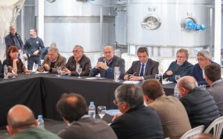 Perotti y Massa mantuvieron un encuentro con representantes del sector lechero de la provincia de Santa Fe